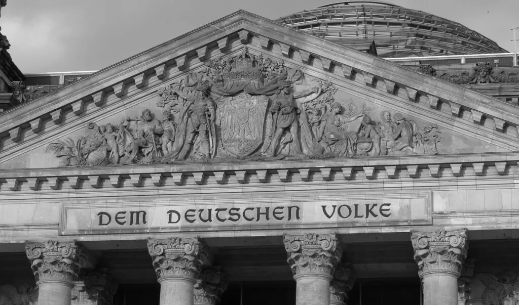 Schriftzug "Dem deutschen Volke" am Reichstagsgebäude