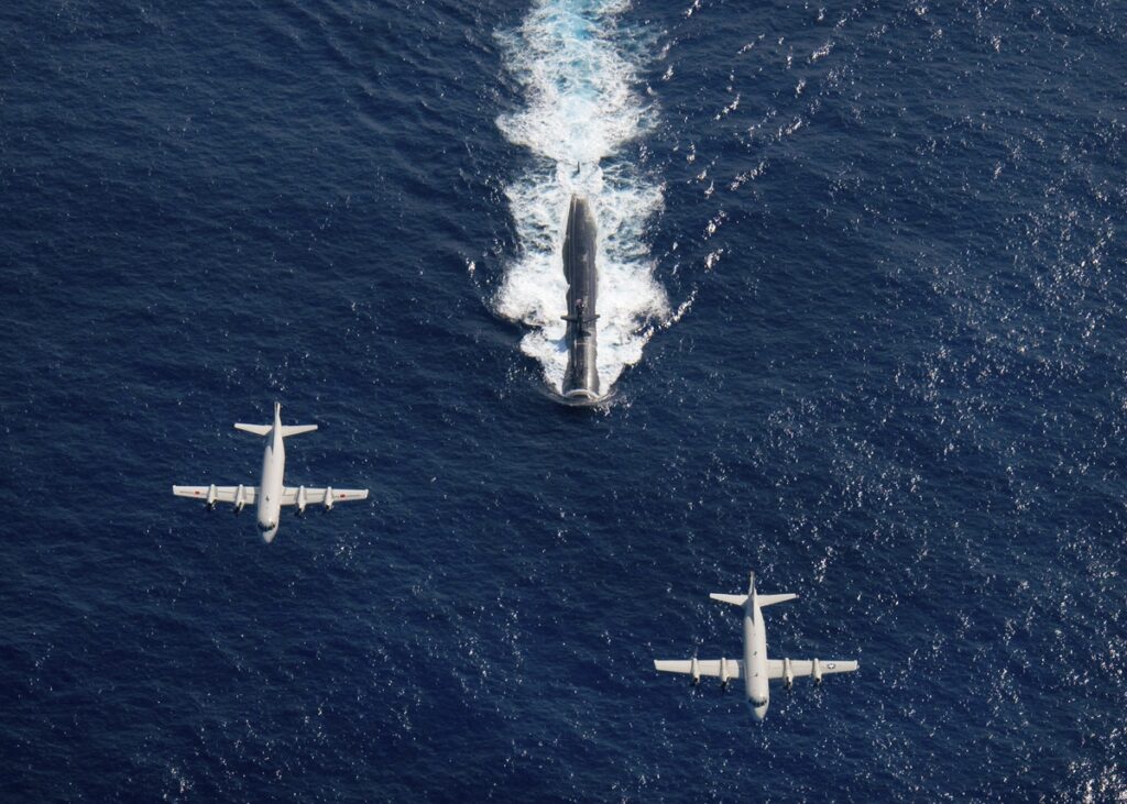 U-Boot mit Begleitflugzeugen