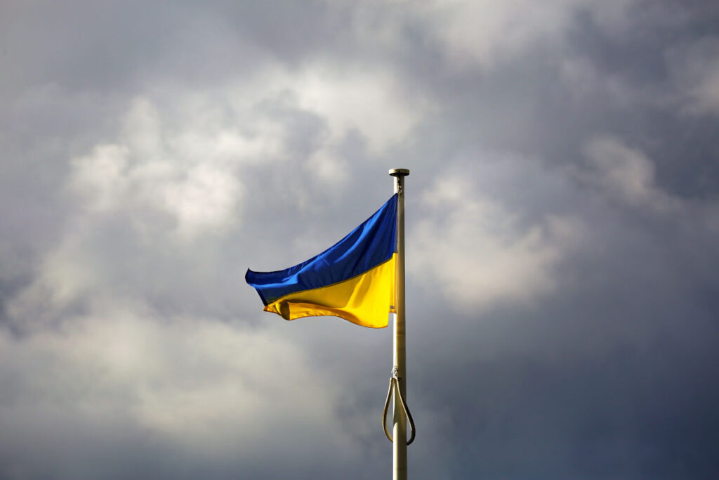 Ukraine-Fahne vor grauen Wolken