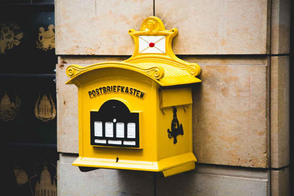 Antiker Postbriefkasten an einer Hauswand