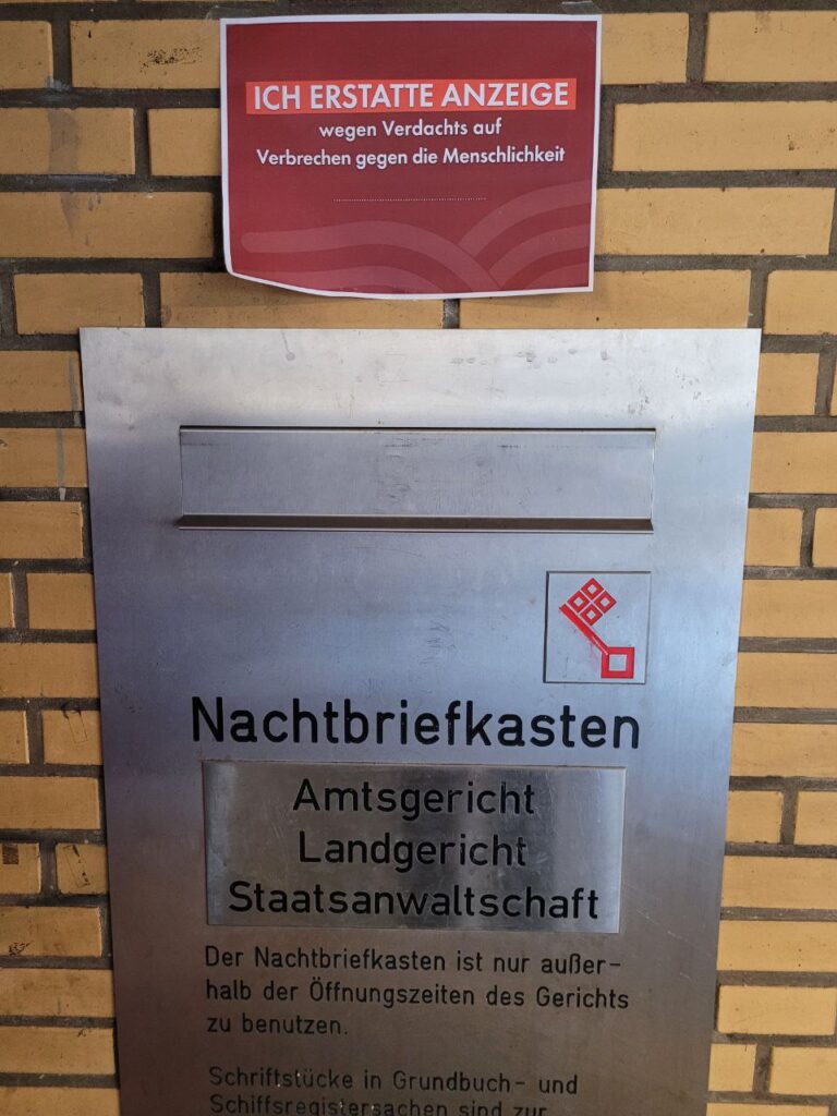 Nachtbriefkasten des Amtsgerichts Bremen mit Aktionsplakat