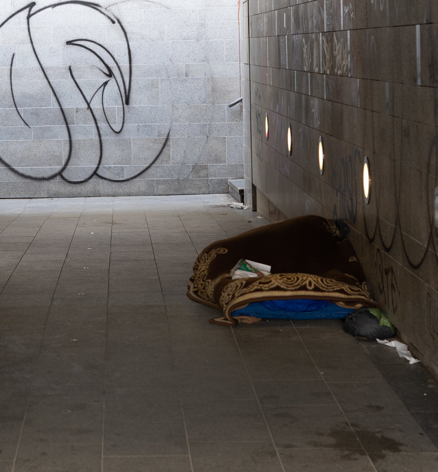 Habseligkeiten eines Obdachlosen in Bremer Unterführung