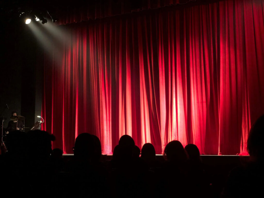 Theaterbühne mit Publikum