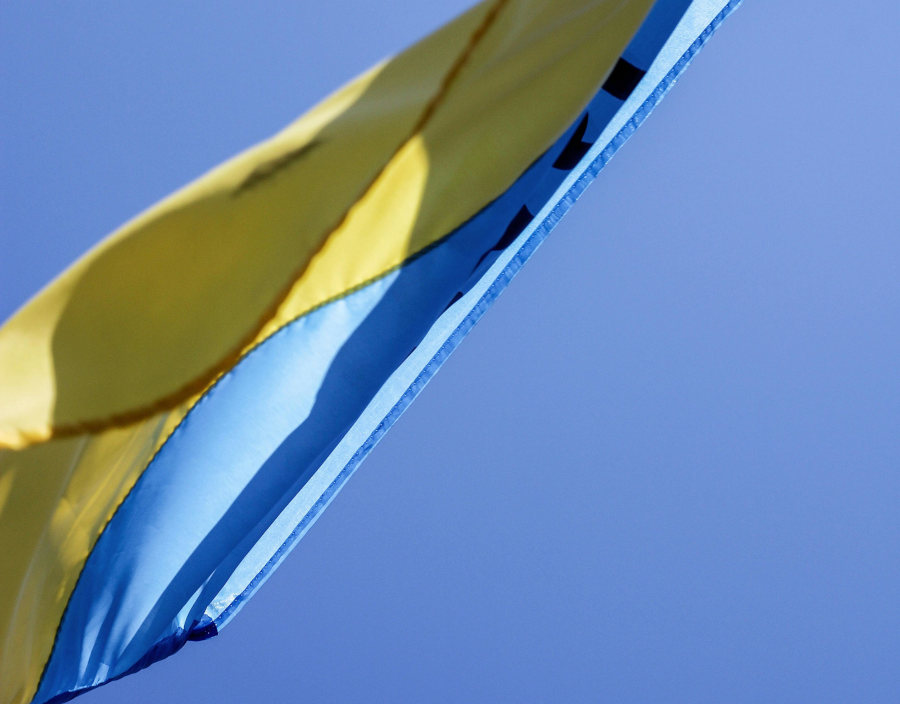 Ukraine-Flagge vor blauem Himmel