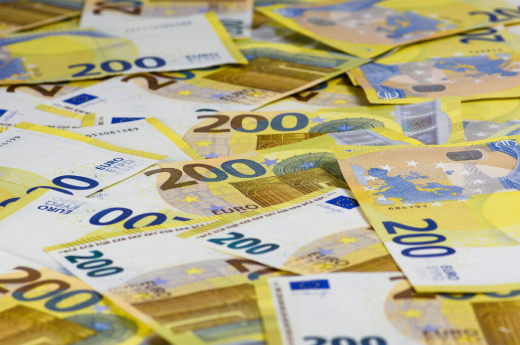 Ausgebreitete 200-Euro-Scheine